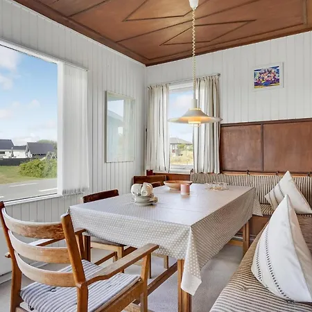בית נופש Three-bedroom With A Fireplace In